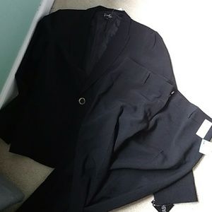 Women's pant suit - NWT